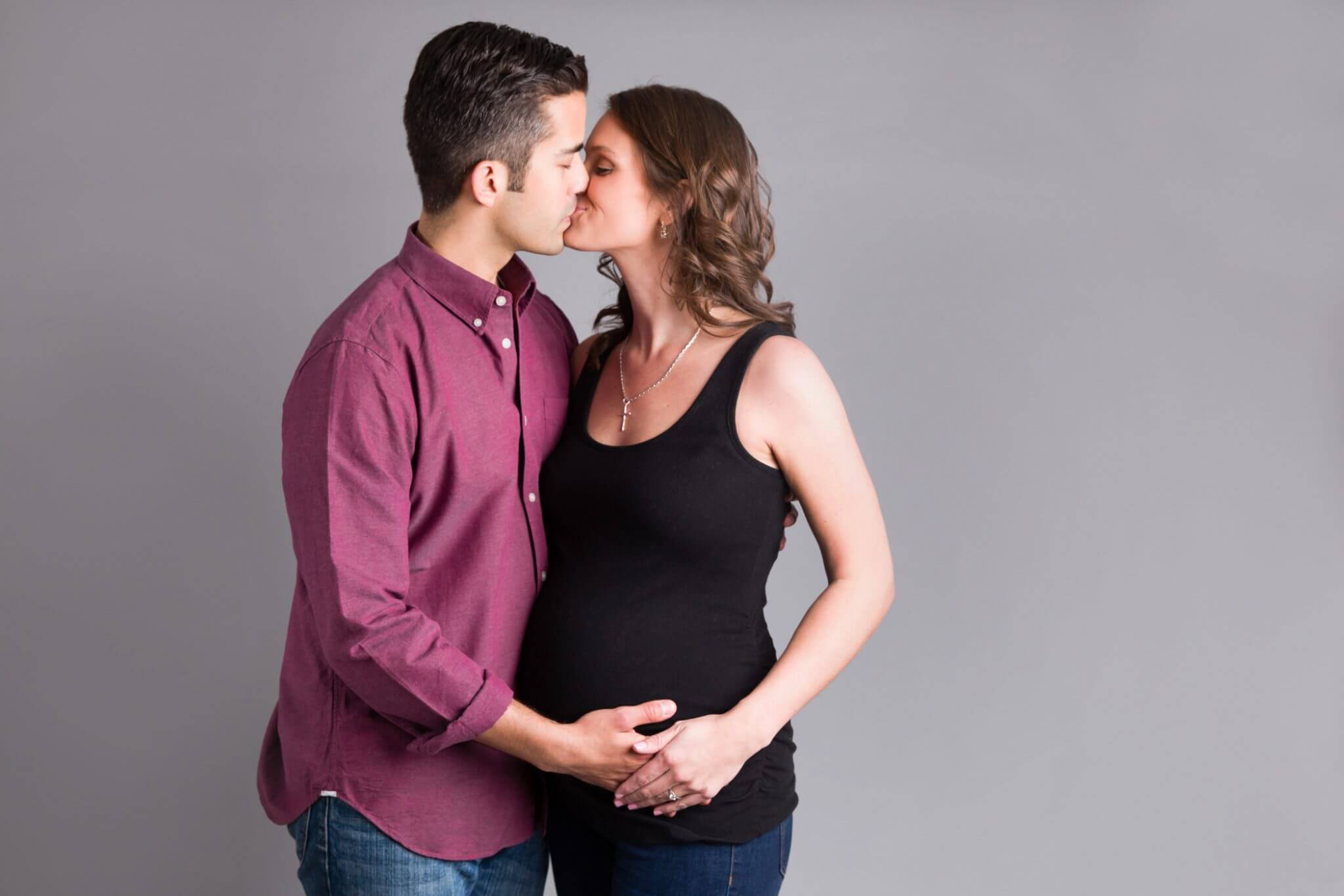 Read more about the article Pittsburgh Maternity Photographer | Maternity Studio Session | V Family