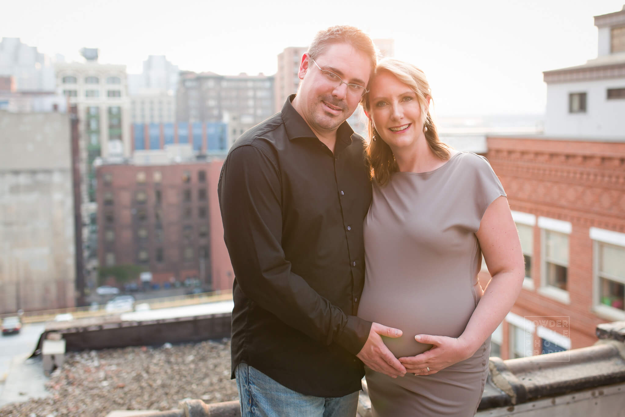 Read more about the article Pittsburgh Maternity Photographer | Rooftop Session | Downtown Pittsburgh