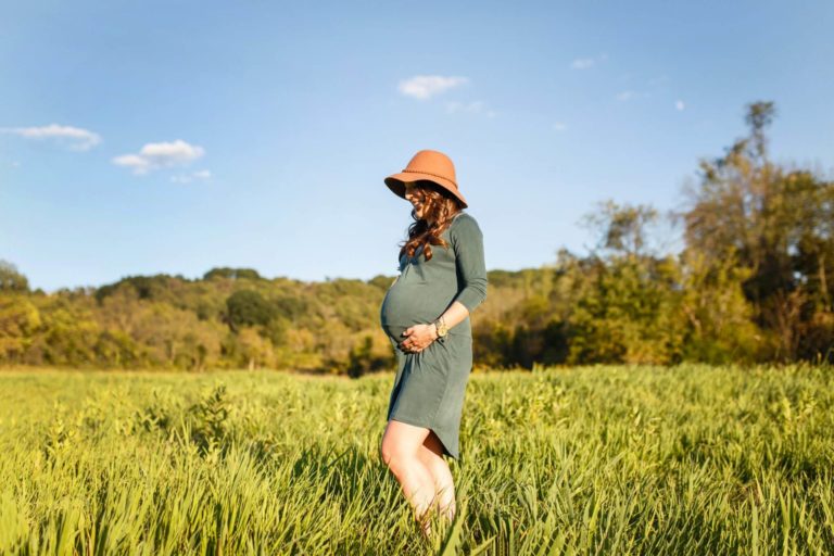 Read more about the article Pittsburgh Maternity Photographer | Baby W | Fall on-location maternity portrait session south hills